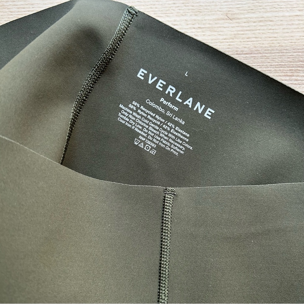EUC Everlane The Perform Sculpt Legging in Dark
Forest Size L